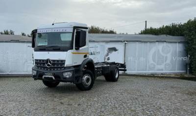 Pesado usado Mercedes Benz AROCS 1835  TRI-BASCULANTE 350 CV Diesel